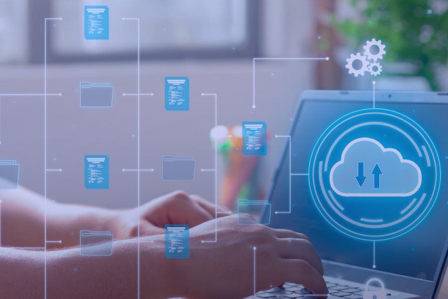 A imagem mostra uma pessoa digitando em um laptop, com ícones de nuvem e documentos flutuando ao redor, simbolizando computação em nuvem e fluxo de dados. Um cadeado no canto inferior direito sugere segurança.