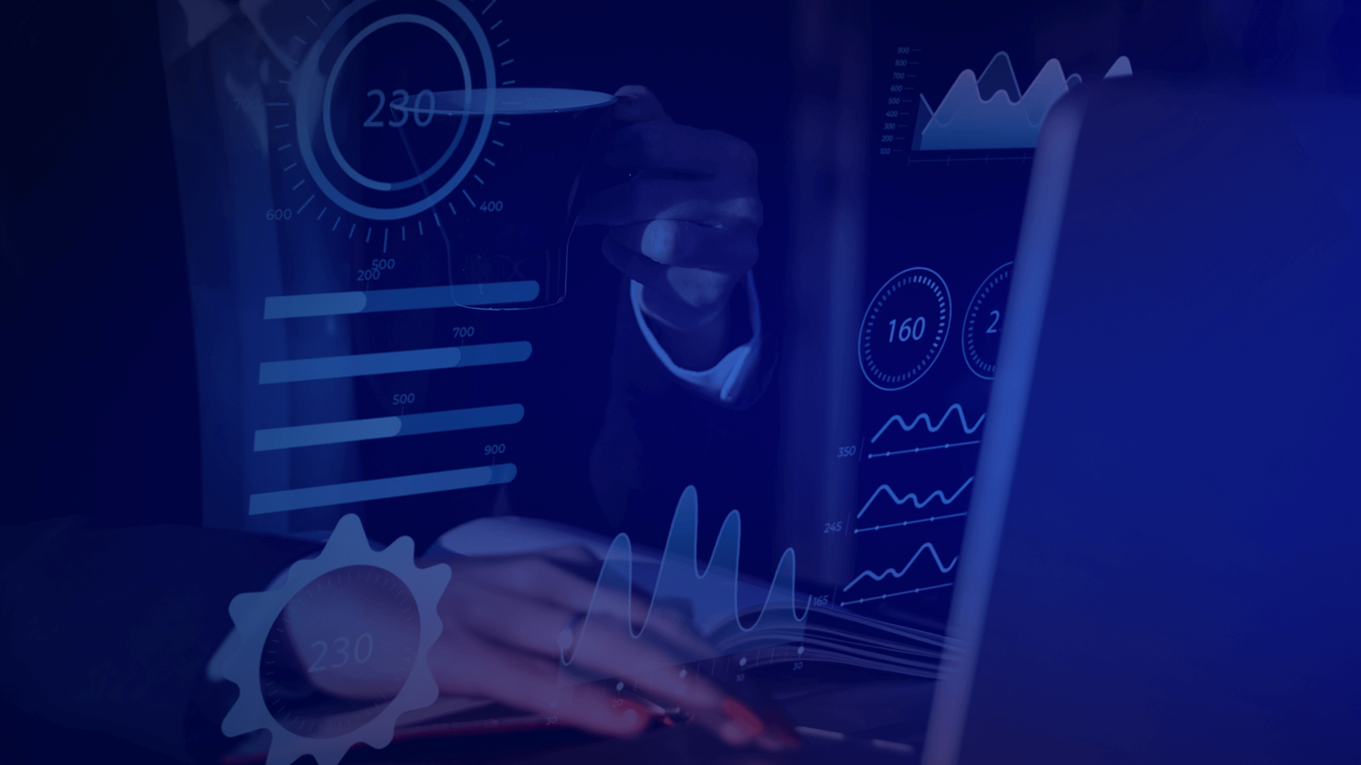 Data Quality. A imagem mostra uma pessoa utilizando um laptop com gráficos digitais e indicadores futuristas projetados, simbolizando análise de dados, monitoramento em tempo real e inteligência baseada em métricas.