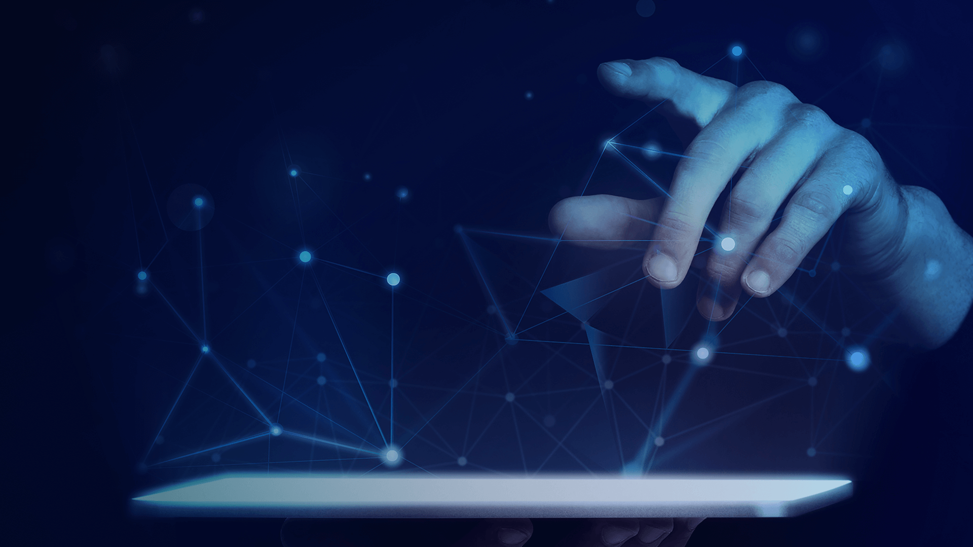 Transformação Digital.Imagem de uma mão interagindo com tela digital iluminada, exibindo conexões e pontos de luz que simbolizam tecnologia e inovação.